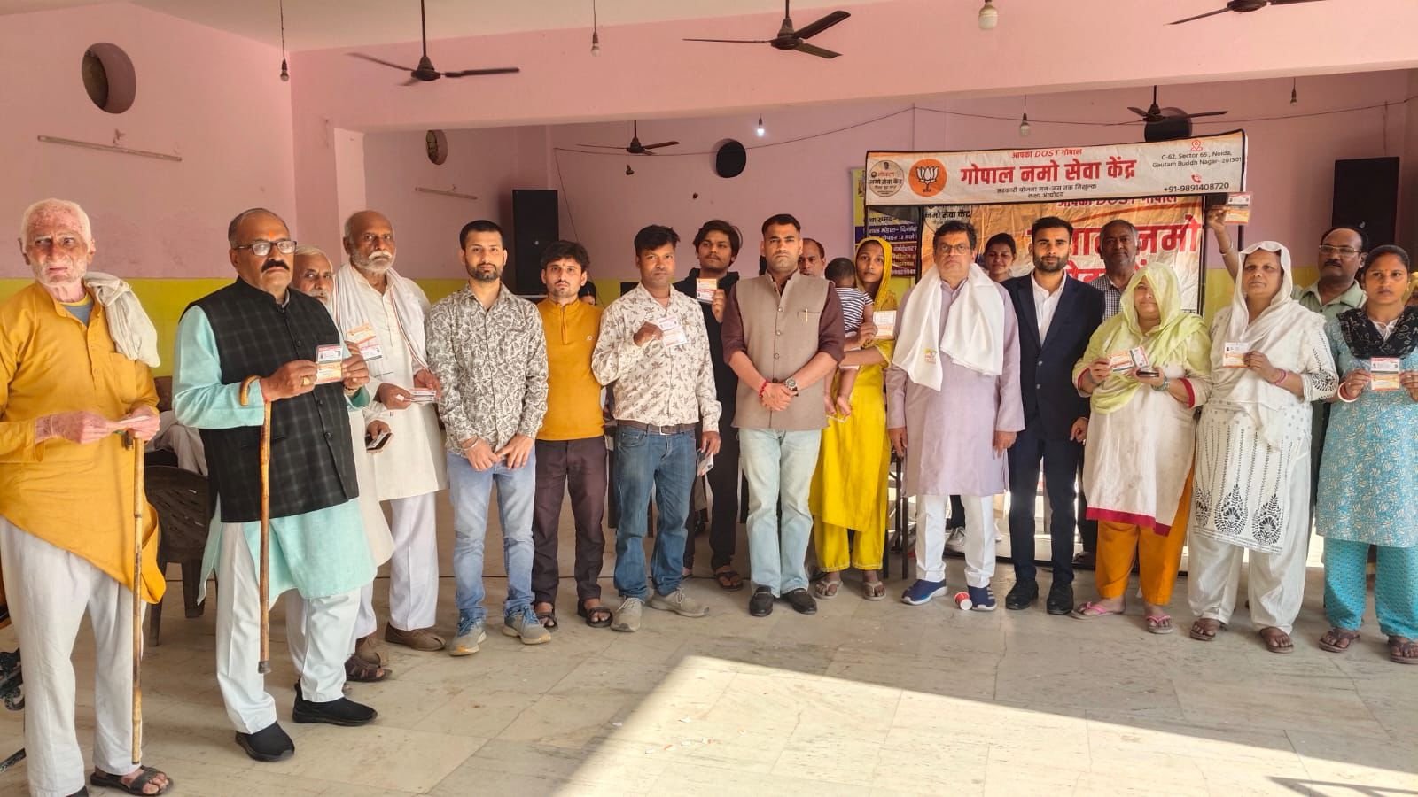 निठारी में 27वें मेगा कैंप में बांटे गए आयुष्मान और ई-श्रम कार्ड