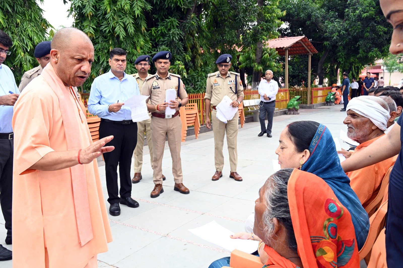 गोरखनाथ मंदिर में CM योगी ने सुनीं जनसमस्याएं, अधिकारियों को दिए समयबद्ध निस्तारण के निर्देश