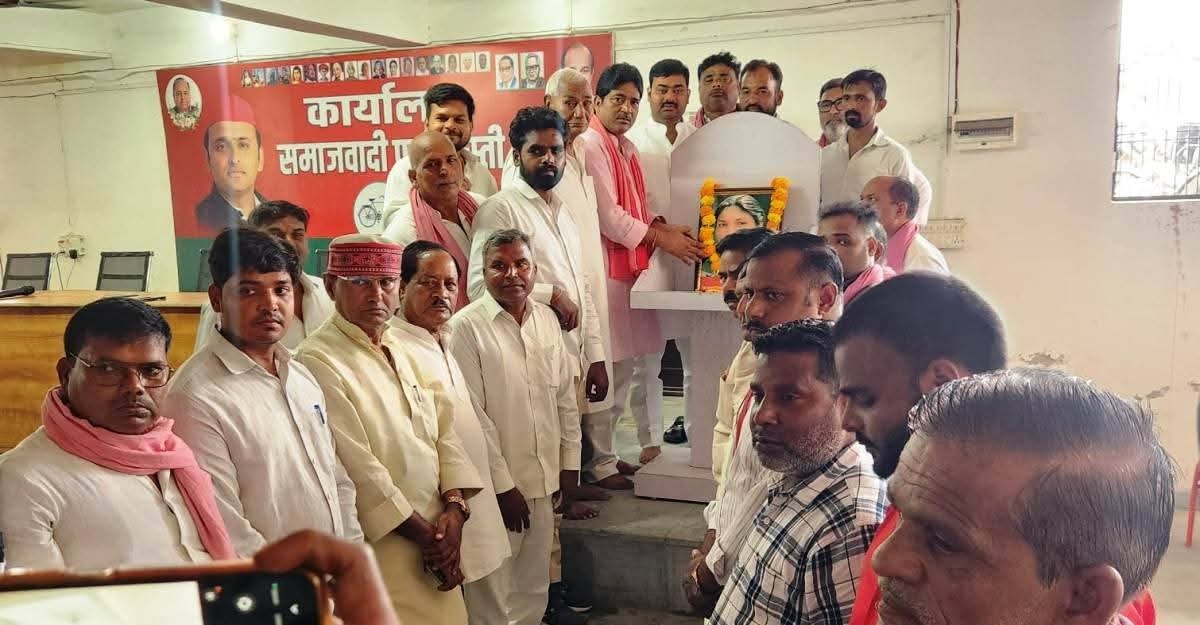 बस्ती में सपा ने पुण्यतिथि पर पूर्व सांसद वीरांगना फूलन देवी को किया नमन, संघर्ष और सामाजिक न्याय को किया याद