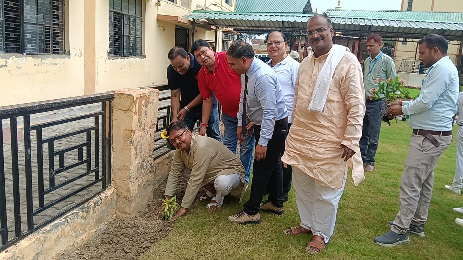 महाराजा अग्रसेन स्कूल खुर्जा में हुआ वृक्षारोपण, बच्चों ने लिया हरियाली का संकल्प