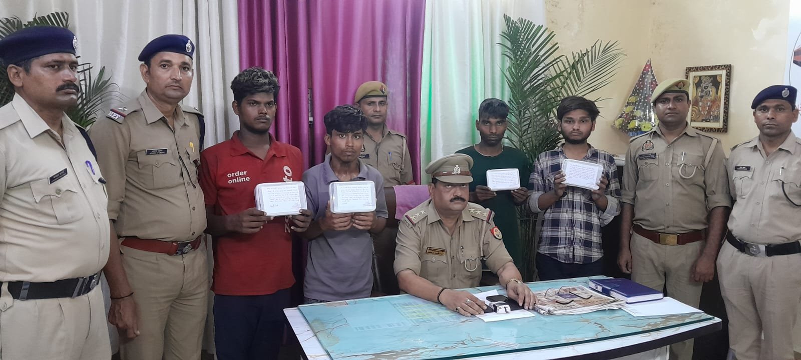 खुर्जा जंक्शन पर GRP-RPF की संयुक्त कार्रवाई, चार मोबाइल चोर गिरफ्तार
