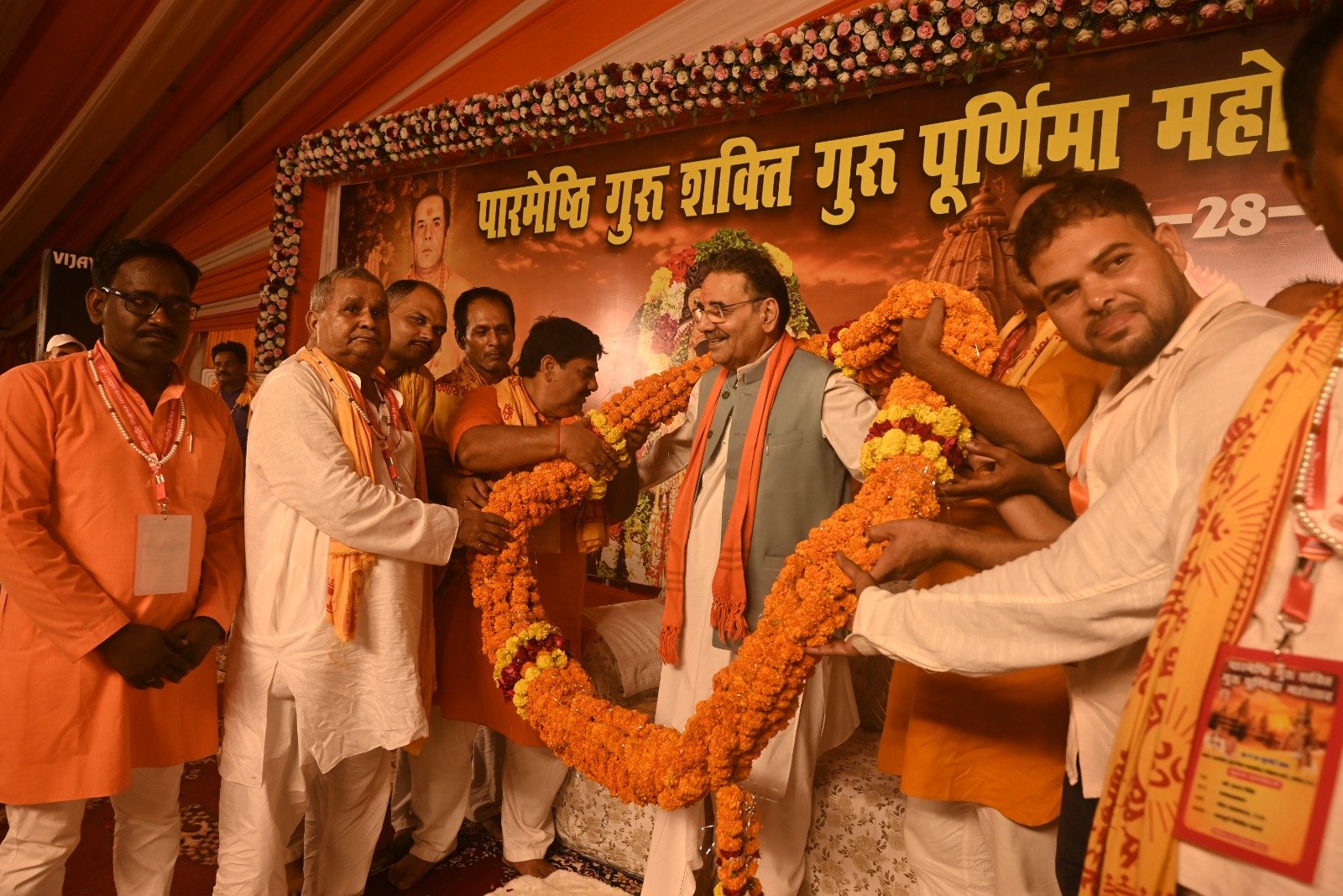 नेपाल-भूटान सहित कई राज्यों से पहुंचे श्रद्धालु, अयोध्या में संपन्न हुआ गुरु पूर्णिमा महोत्सव