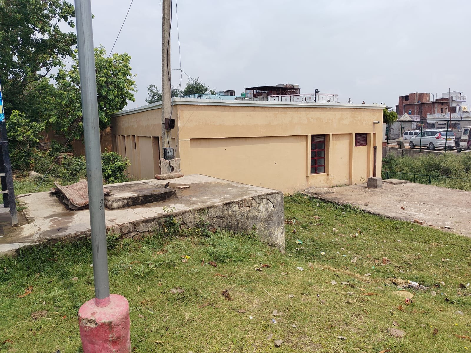 परिक्रमा मार्ग पर बंद शौचालय से श्रद्धालु परेशान, नागरिक मंच ने की जल्द संचालन की मांग