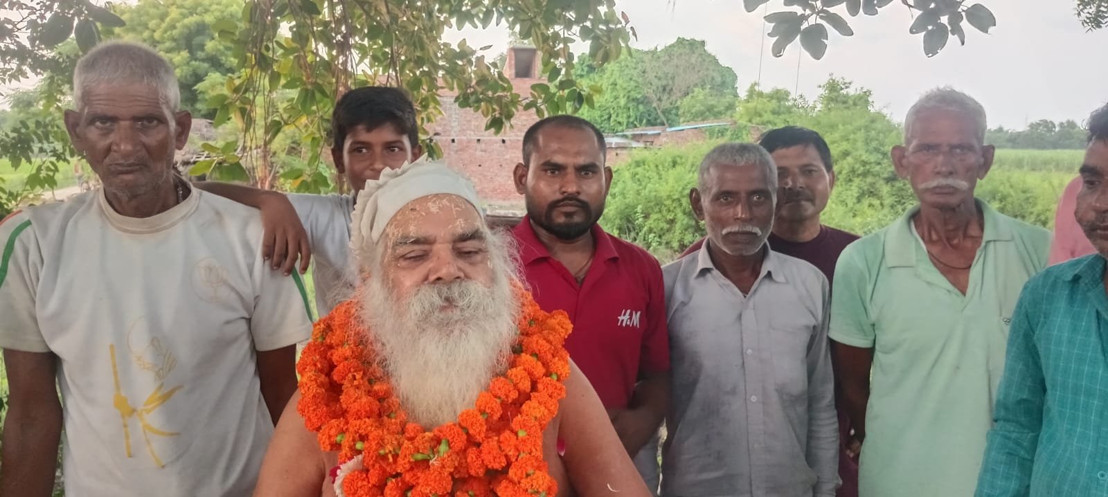 अयोध्या: मठ में प्रवेश नहीं मिलने के आरोप के बाद नहर किनारे मनाई गई गुरु पूर्णिमा
