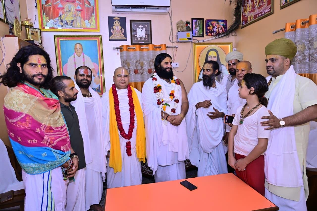 नवनिर्वाचित महंतों के स्वागत में जुटे संत, सनातन धर्म के प्रसार की कामना