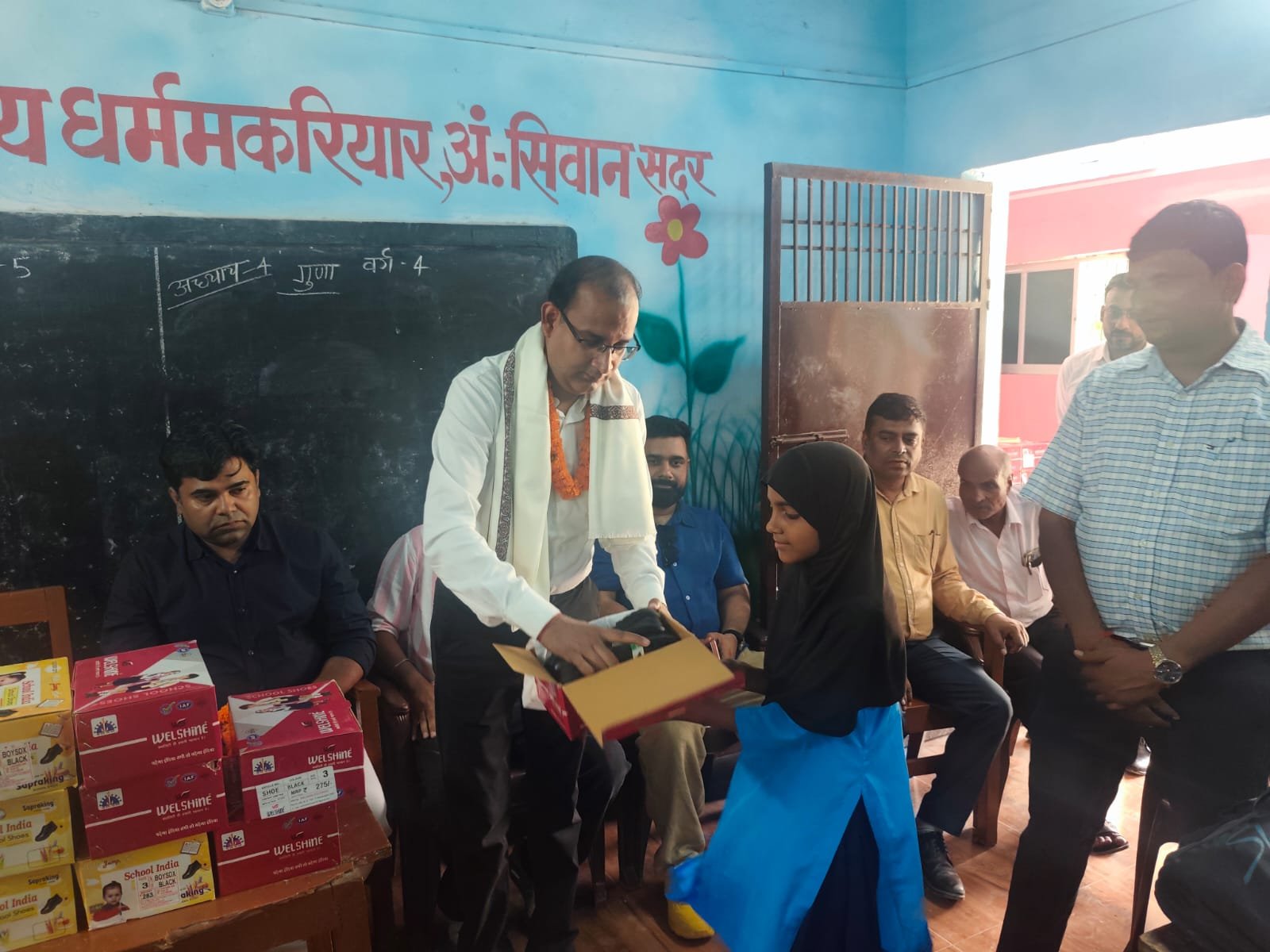 सिवान के विद्यालय में बच्चों को मिले निःशुल्क स्कूल जूते, समाजसेवा की मिसाल बने सुशील चतुर्वेदी