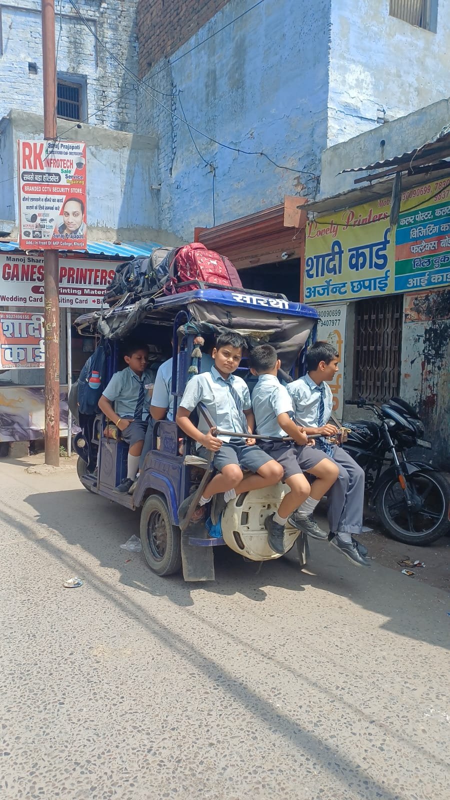 मासूम की मौत के बाद भी नहीं जागा सिस्टम, खुले नाले और ओवरलोड स्कूल वैन बने खतरा