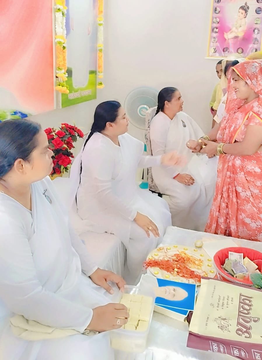 ब्रह्माकुमारी सेवा केंद्र में श्रद्धा से मनाया गया रक्षाबंधन, रक्षा सूत्र के साथ दिया आध्यात्मिकता का संदेश