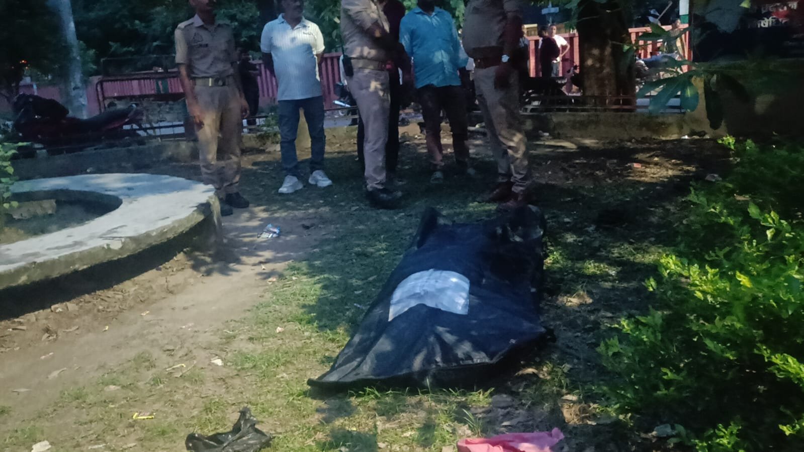 गोरखपुर: कमिश्नरी परिसर में चबूतरे पर गिरे वृद्ध, मौके पर हुई मौत