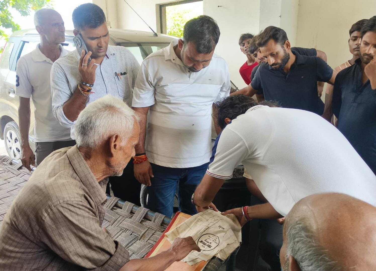दलपतपुर में जलभराव से ग्रामीण परेशान, पूर्व विधायक के हस्तक्षेप पर मौके पर पहुंची अधिकारियों की टीम