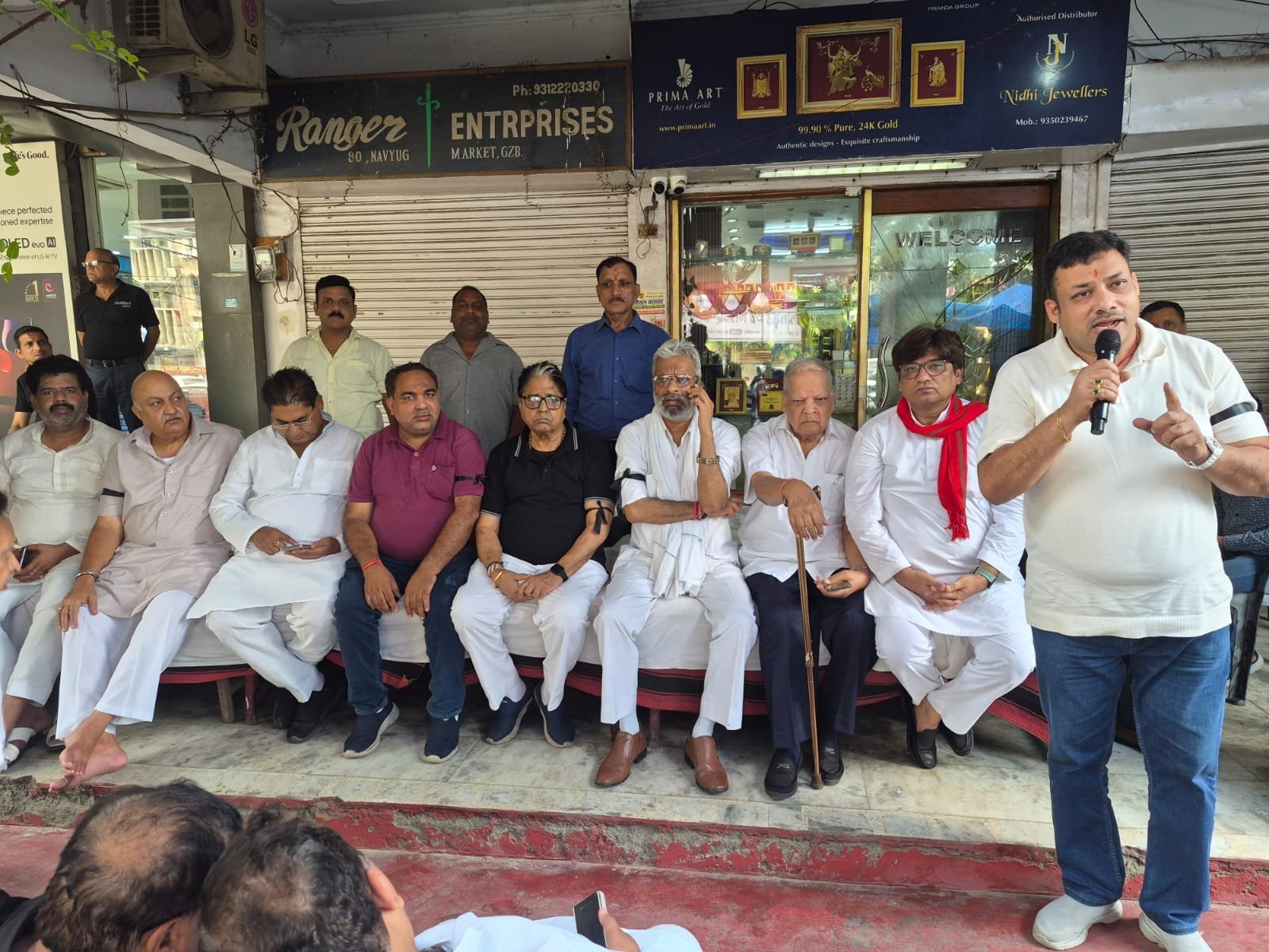 हाउस टैक्स बढ़ोतरी के विरोध में व्यापारियों का धरना तीसरे दिन भी जारी, काली पट्टी बांध जताया विरोध