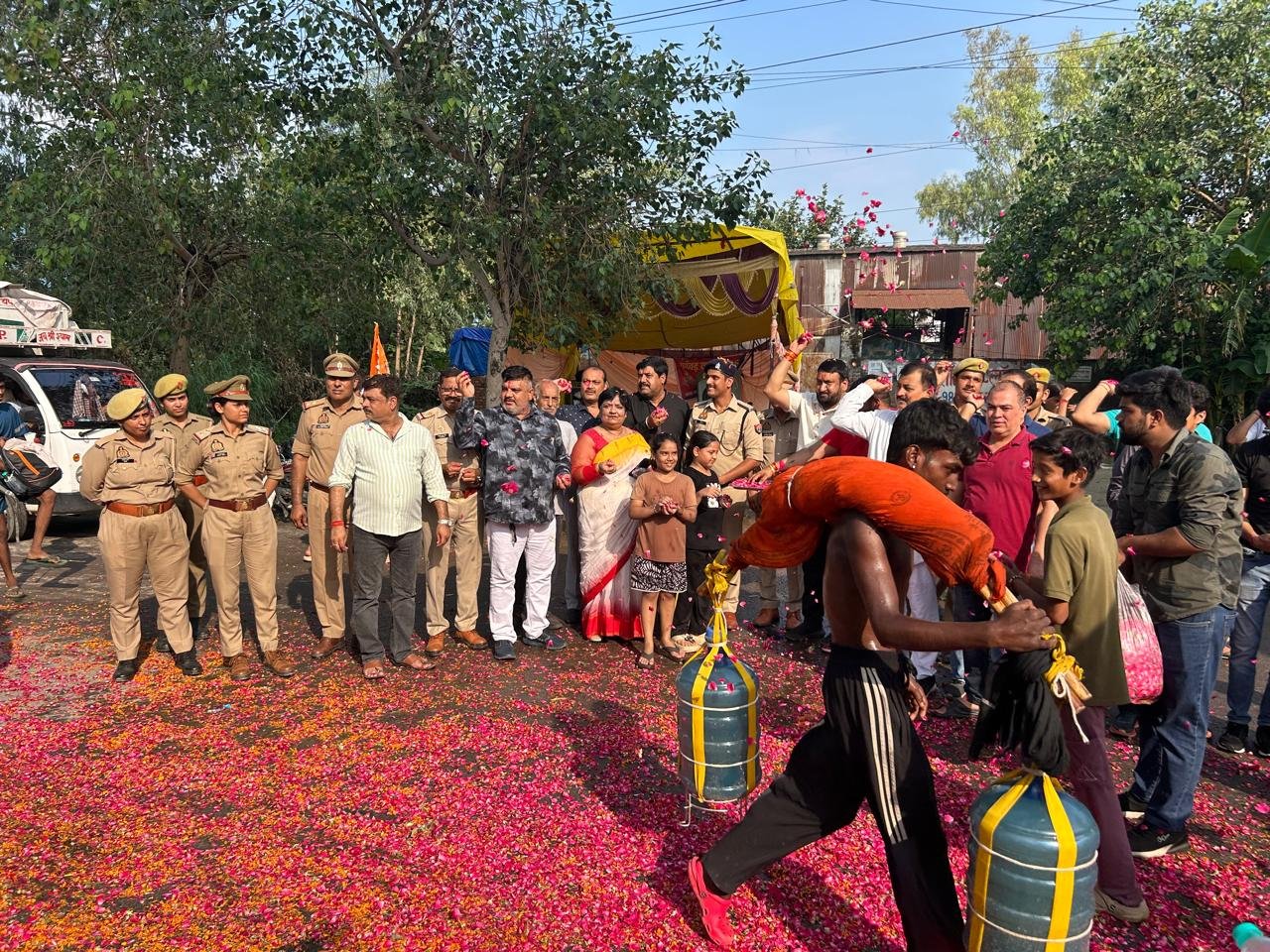 कांवड़ियों पर पुष्पवर्षा कर किया भव्य स्वागत, ‘हर-हर महादेव’ के जयकारों से गूंजा कविनगर कांवड़ मार्ग