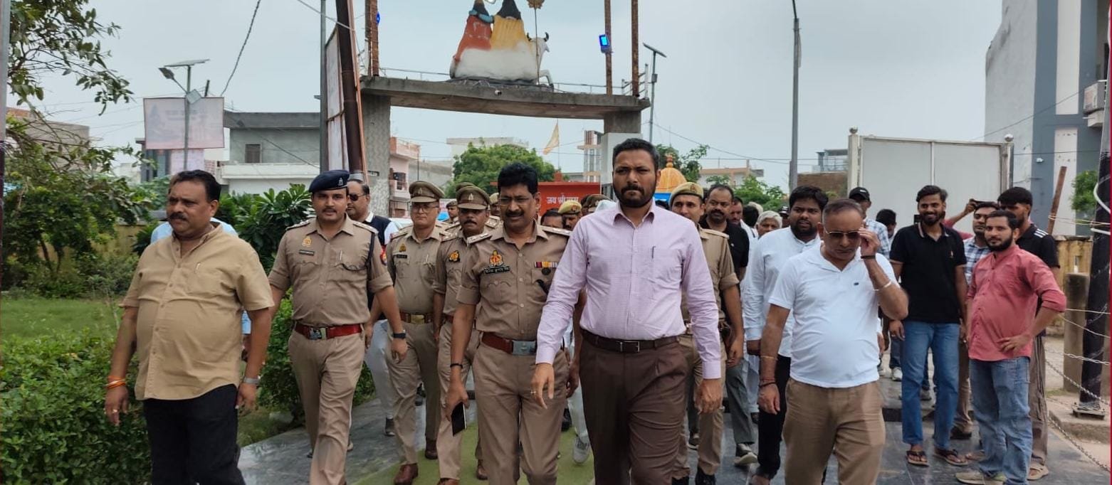 जलाभिषेक से पहले डीएम-एसएसपी ने किया सिद्धेश्वर मंदिर का निरीक्षण, सुरक्षा व्यवस्था परखी