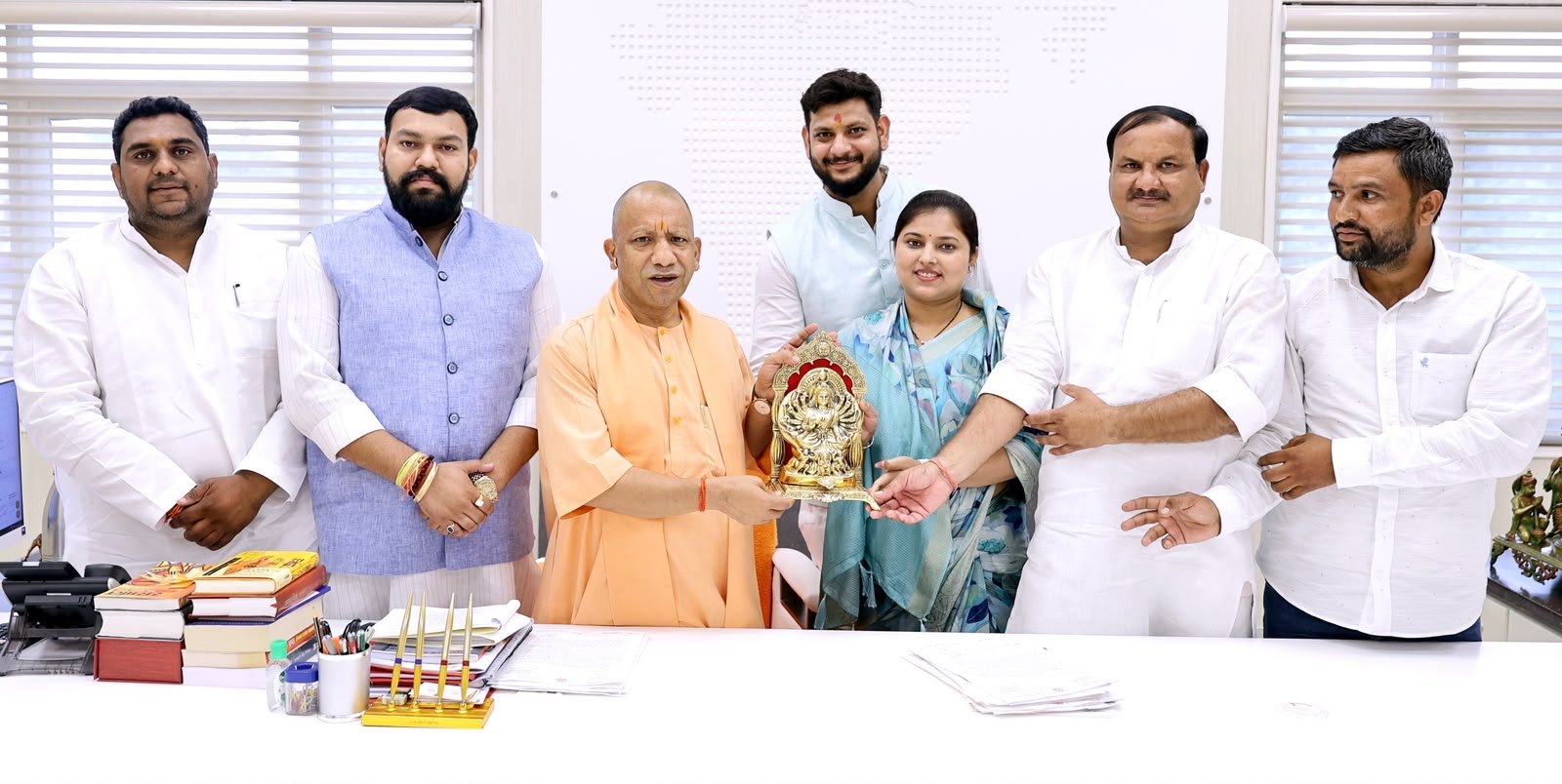 मुख्यमंत्री से मिलीं विधायक मीनाक्षी सिंह, खुर्जा के विकास कार्यों और प्रमुख मांगों पर की चर्चा