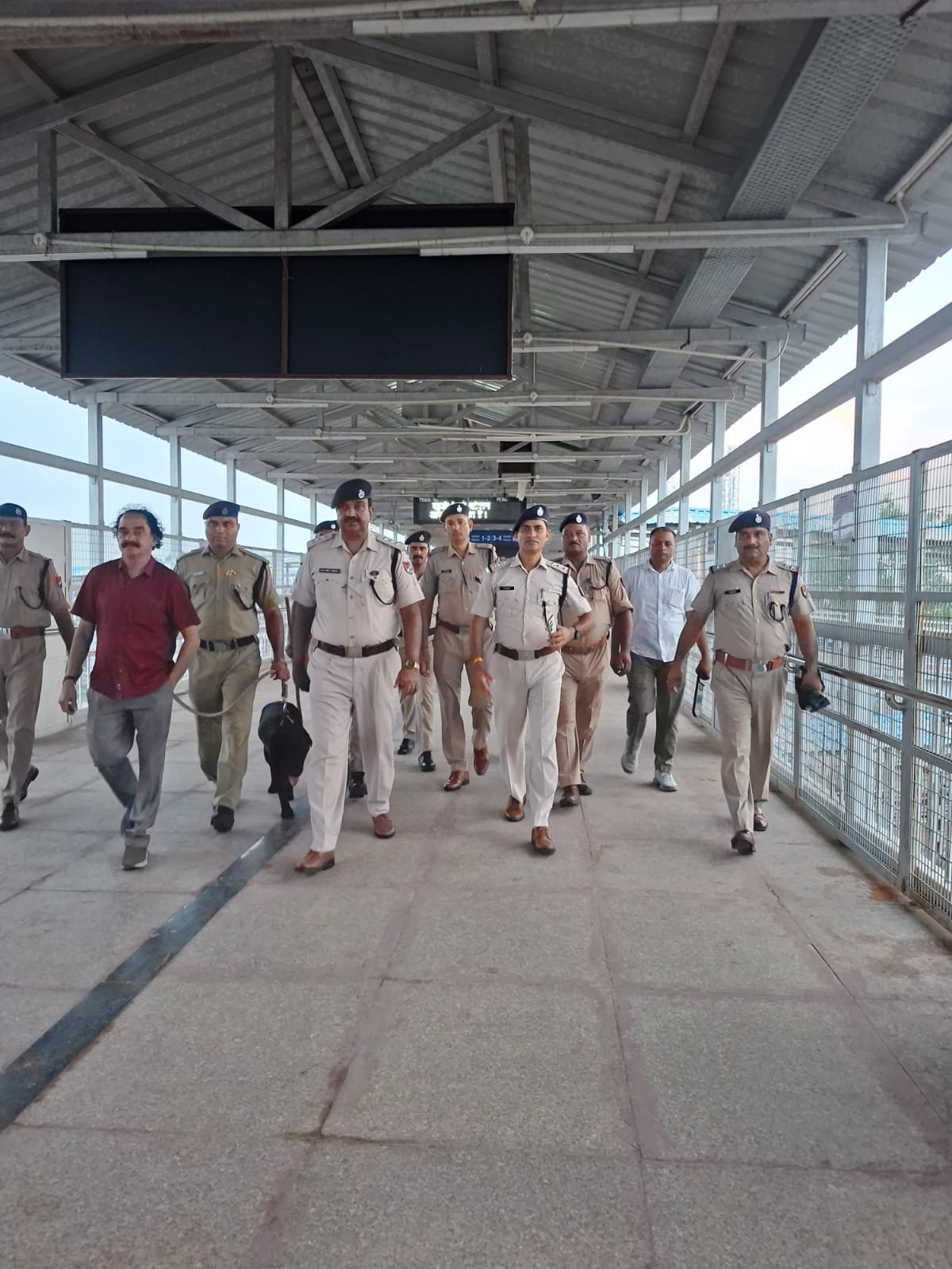 स्वतंत्रता दिवस को लेकर खुर्जा जंक्शन पर बढ़ी सुरक्षा, आरपीएफ-जीआरपी ने चलाया सघन चेकिंग अभियान