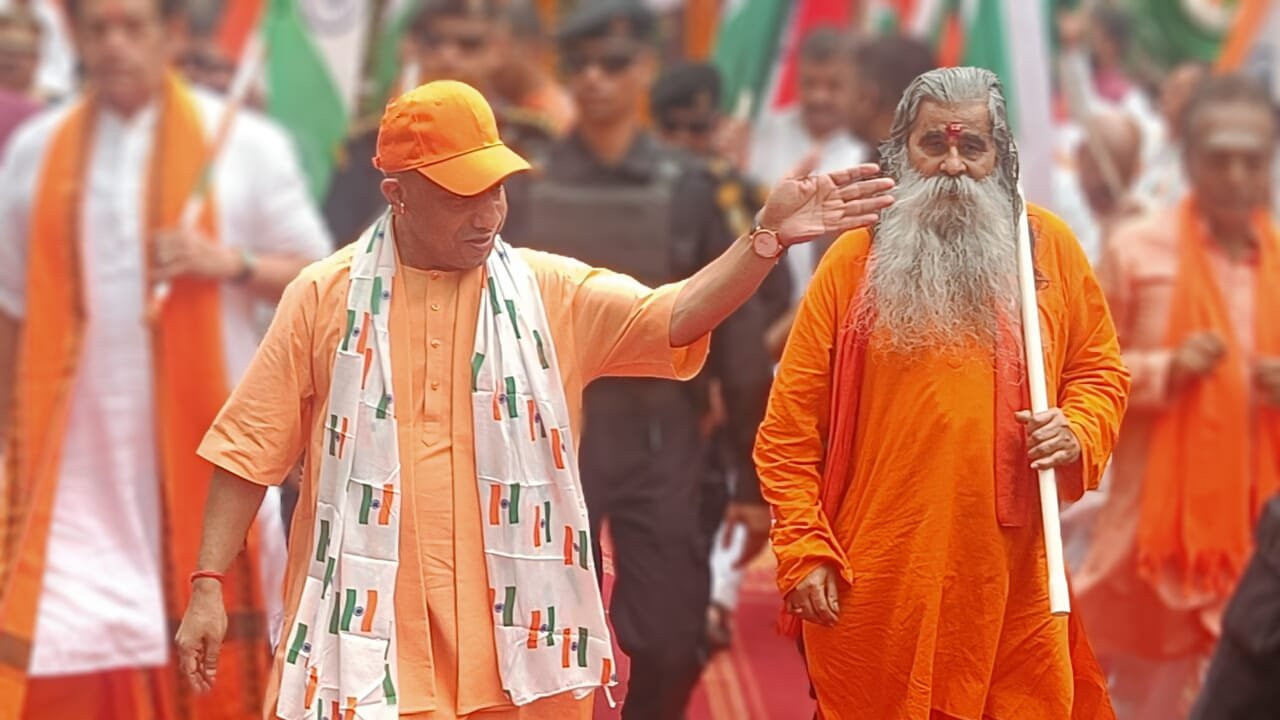 गोरखपुर में सीएम योगी ने किया ‘हर घर तिरंगा’ अभियान का भव्य आगाज, 3 KM तक निकली तिरंगा यात्रा
