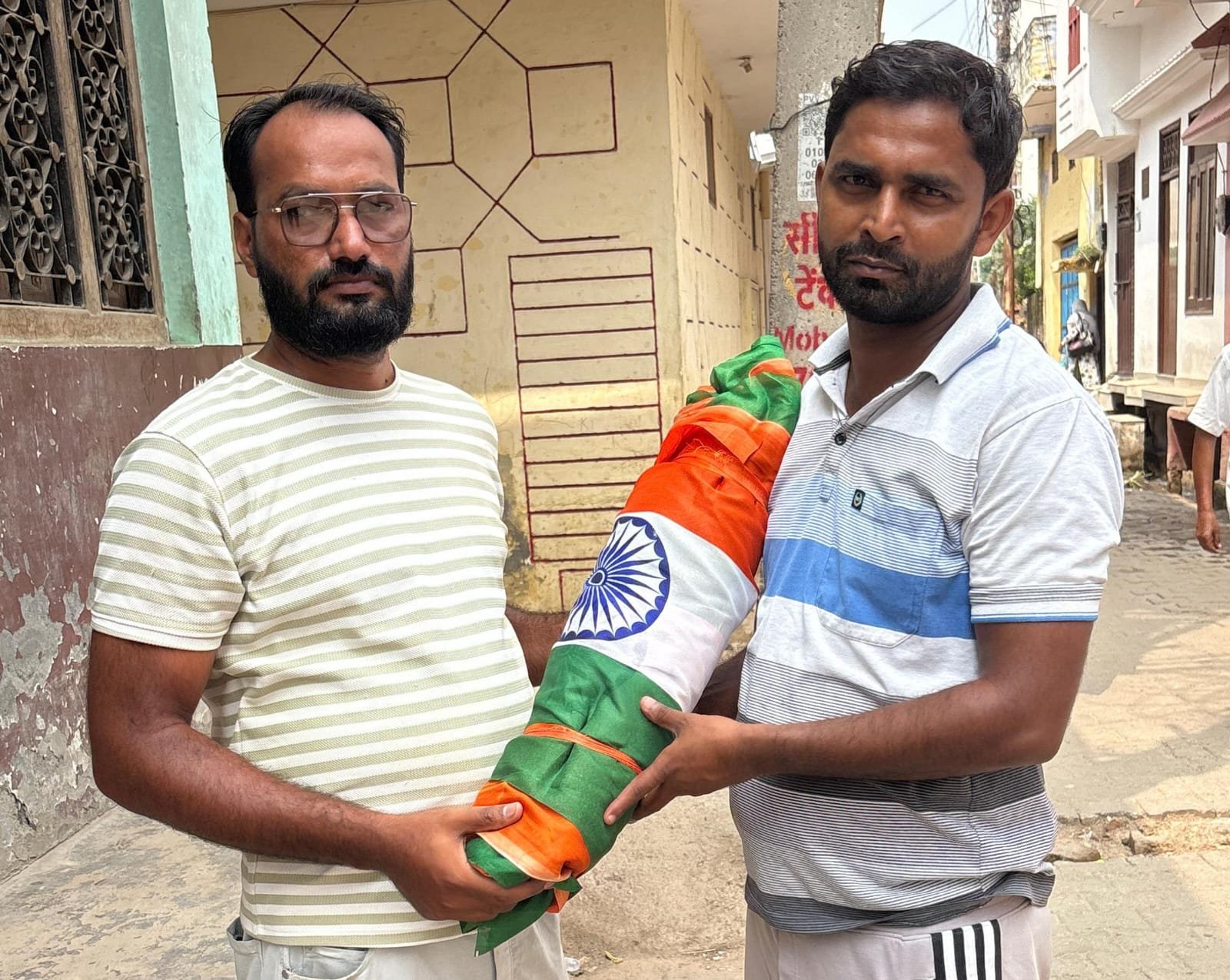 शिकारपुर में हर घर तिरंगा अभियान को मिलेगी रफ्तार, सभासदों को वितरित किए राष्ट्रीय ध्वज