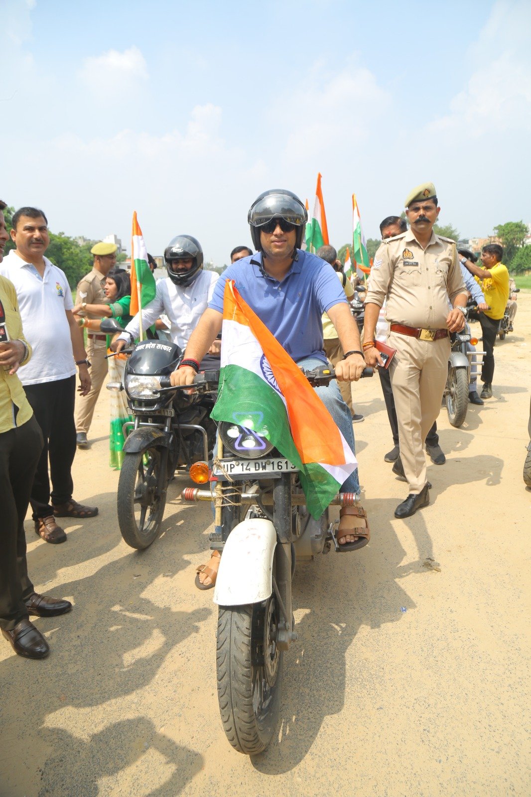 तिरंगों से सजा गाजियाबाद, डीएम ने बाइक चलाकर निकाली भव्य तिरंगा रैली