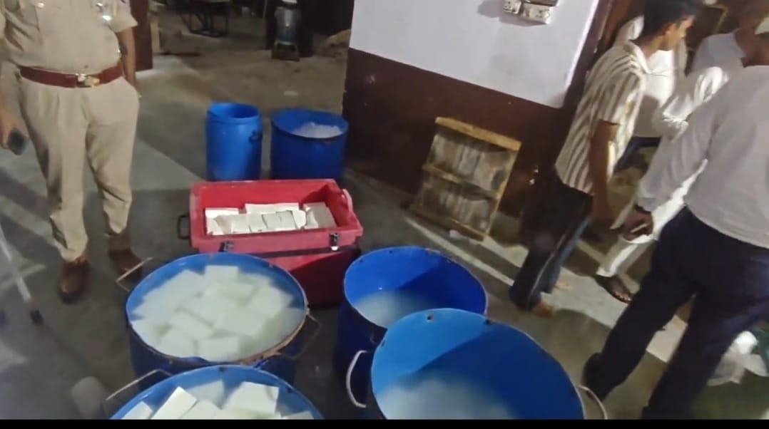 गाजियाबाद में बड़ी कार्रवाई: तीन डेयरियों पर छापा, 1038 किलो पनीर-खोया नष्ट; मिलावट का शक