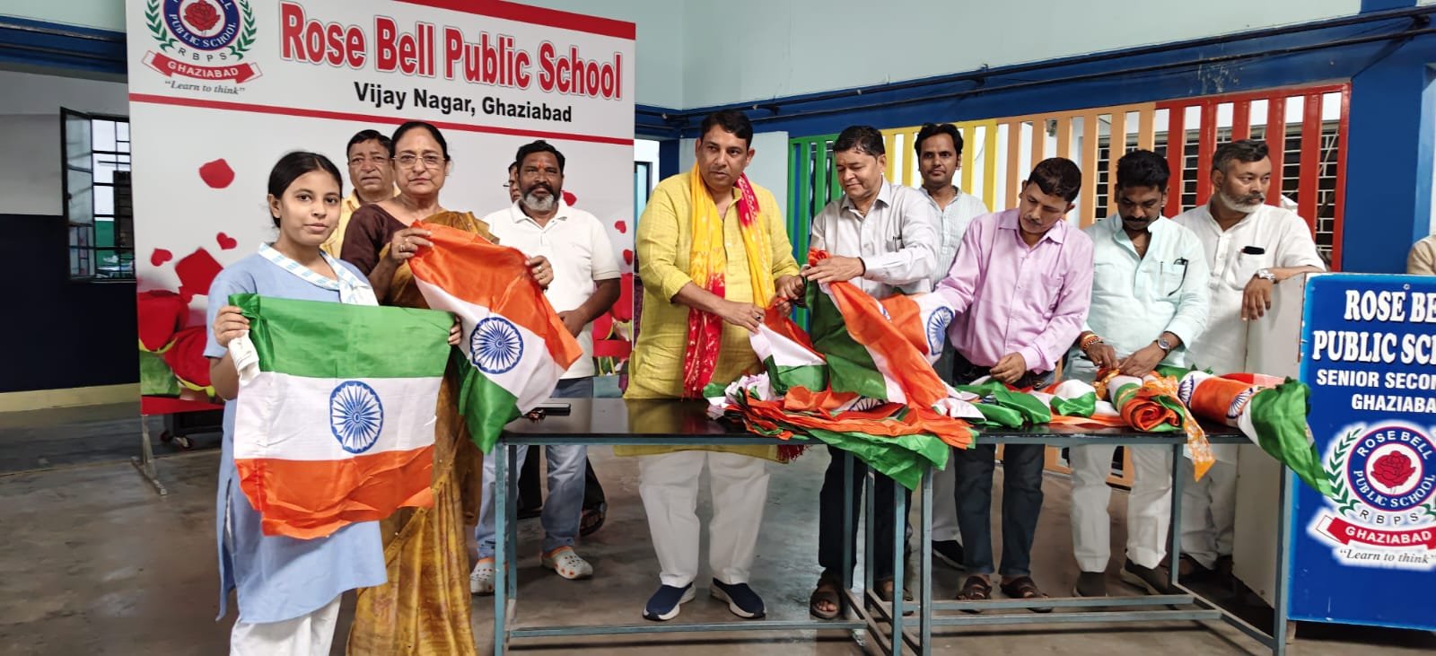 रोज बेल पब्लिक स्कूल में बंटे तिरंगे, विद्यार्थियों में दिखा राष्ट्रप्रेम का जोश
