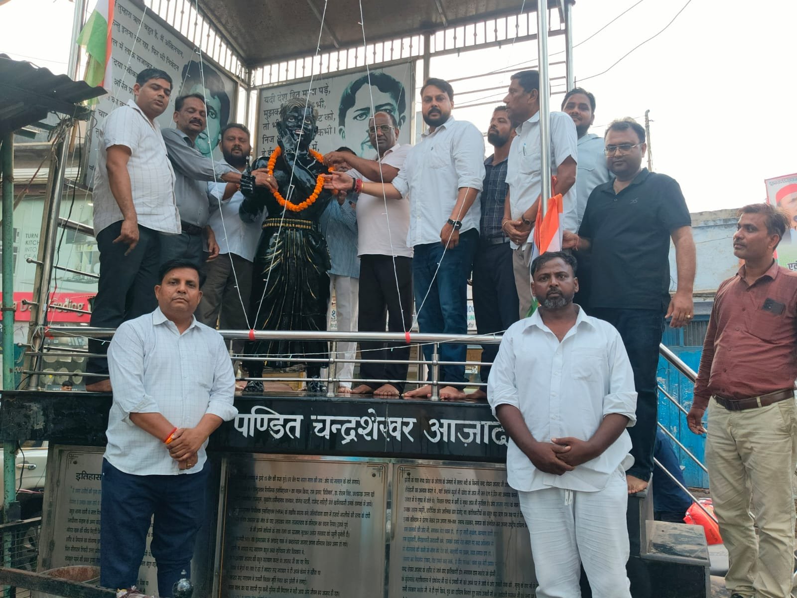 भाजपाइयों ने शहीद स्मारकों पर चलाया स्वच्छता अभियान, वीर बलिदानियों को किया नमन