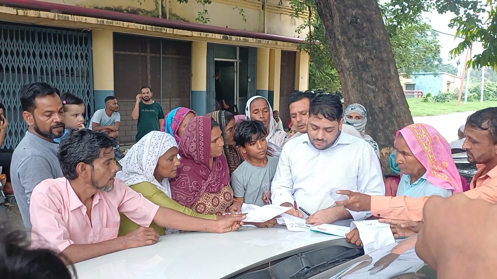 जटिया अस्पताल में बिजली गुल, कार के बोनट पर हुआ मरीजों का इलाज