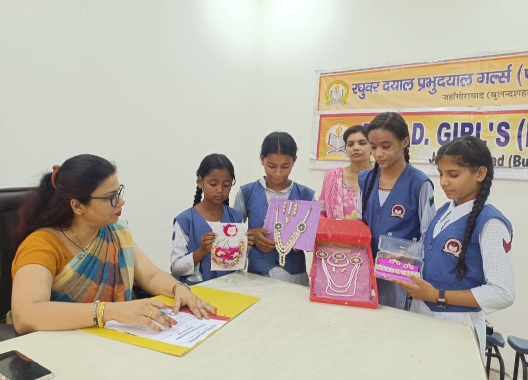 हरियाली तीज पर सजी प्रतियोगिताएं, छात्राओं ने दिखाई प्रतिभा