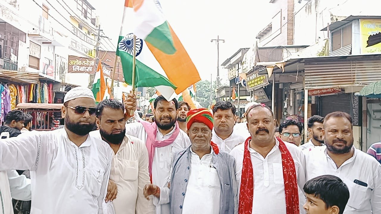 सपा कार्यकर्ताओं ने खुर्जा में निकाली तिरंगा यात्रा