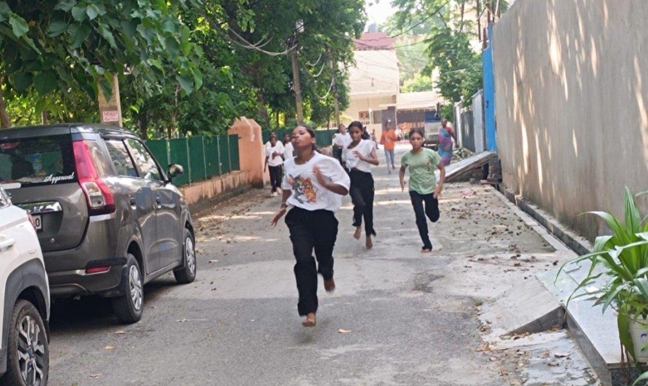 गरीब बच्चों ने खेल प्रतियोगिताओं में दिखाया हुनर, स्वाति बंसल व मोनिका कश्यप ने बांटे पुरस्कार