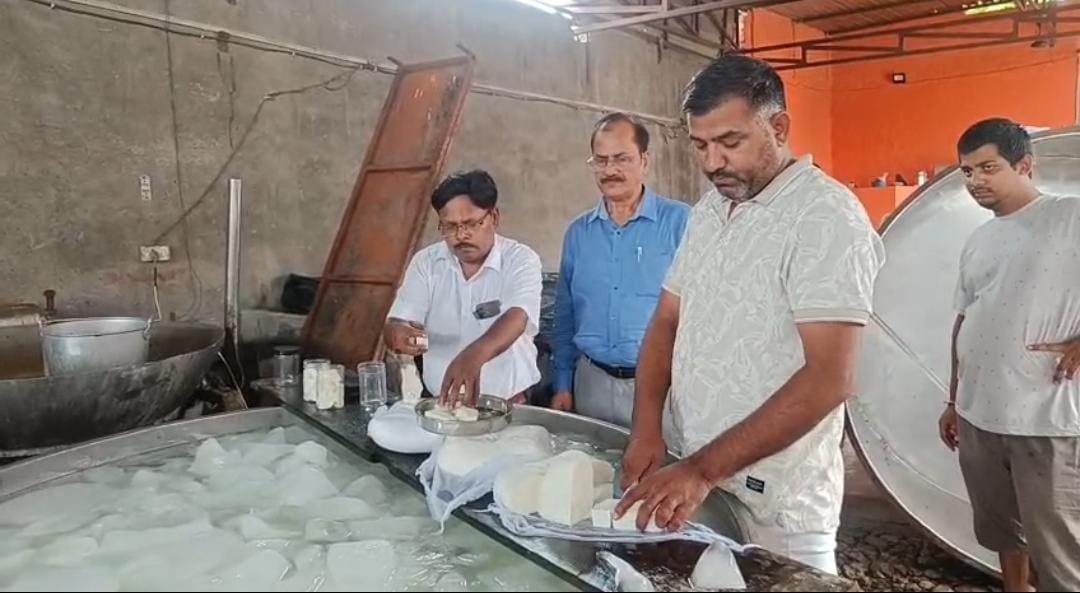 पंजाबी डेयरी पर खाद्य विभाग की छापेमारी, 700 किलो पनीर के नमूने लिए