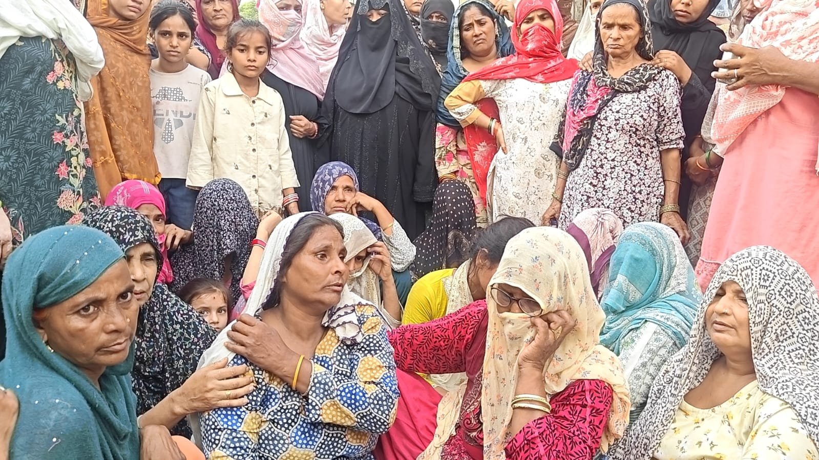 घर के बाहर सो रहे व्यक्ति की हत्या, चेहरे पर धारदार हथियार से किए वार