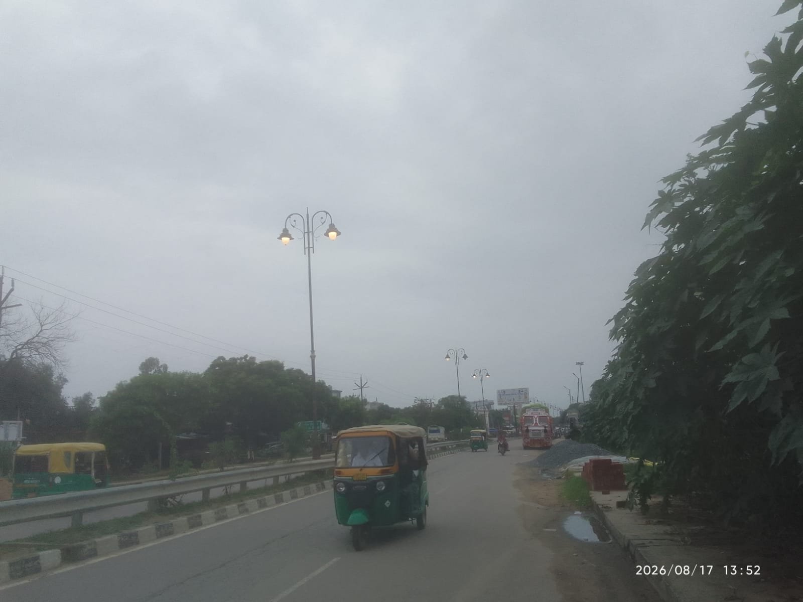 दिनदहाड़े जलती मिलीं स्ट्रीट लाइटें, बिजली बचाने के दावों पर सवाल