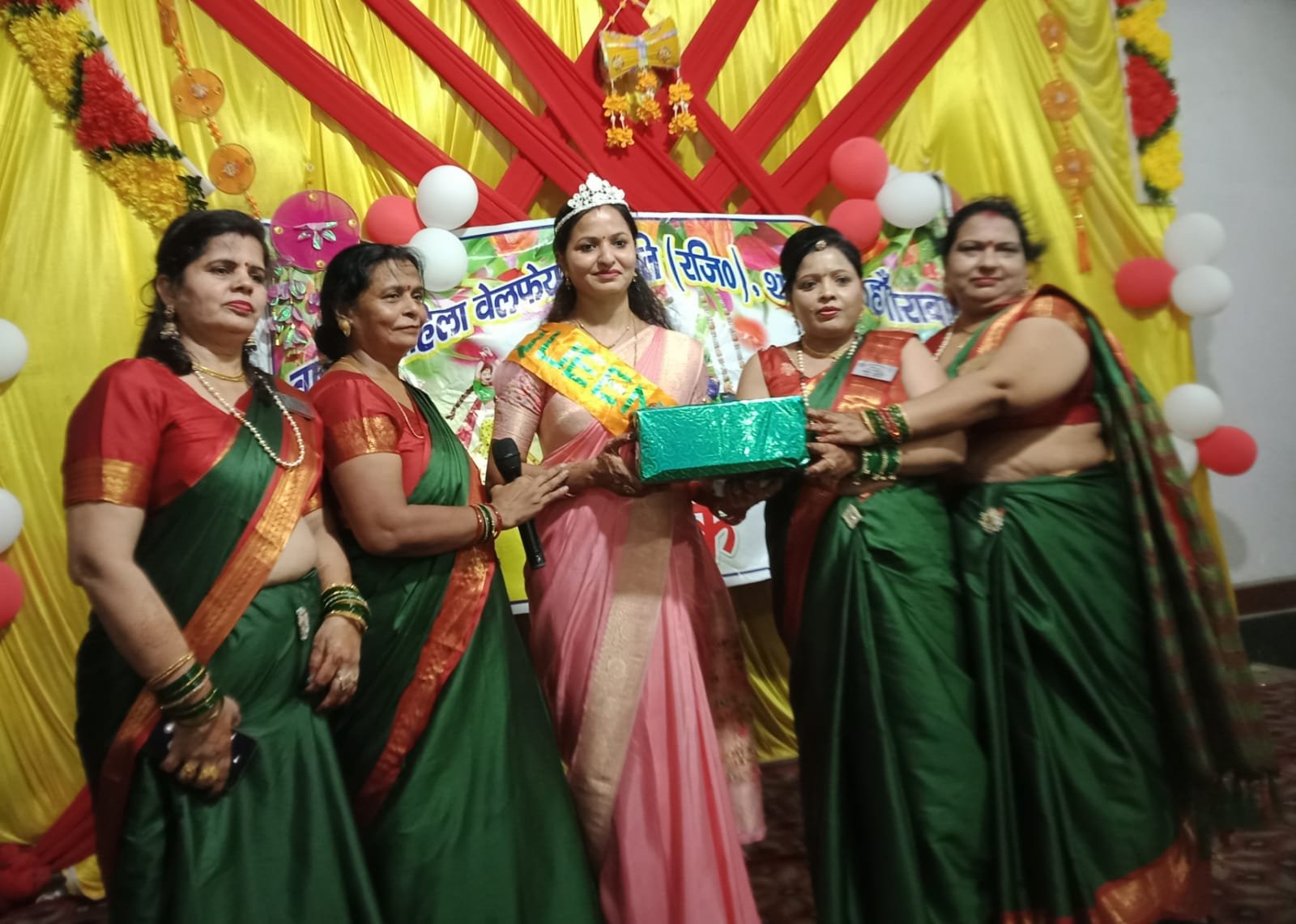 गणेश वंदना से सजा तीज समारोह, दीप्ति गुप्ता बनीं तीज क्वीन