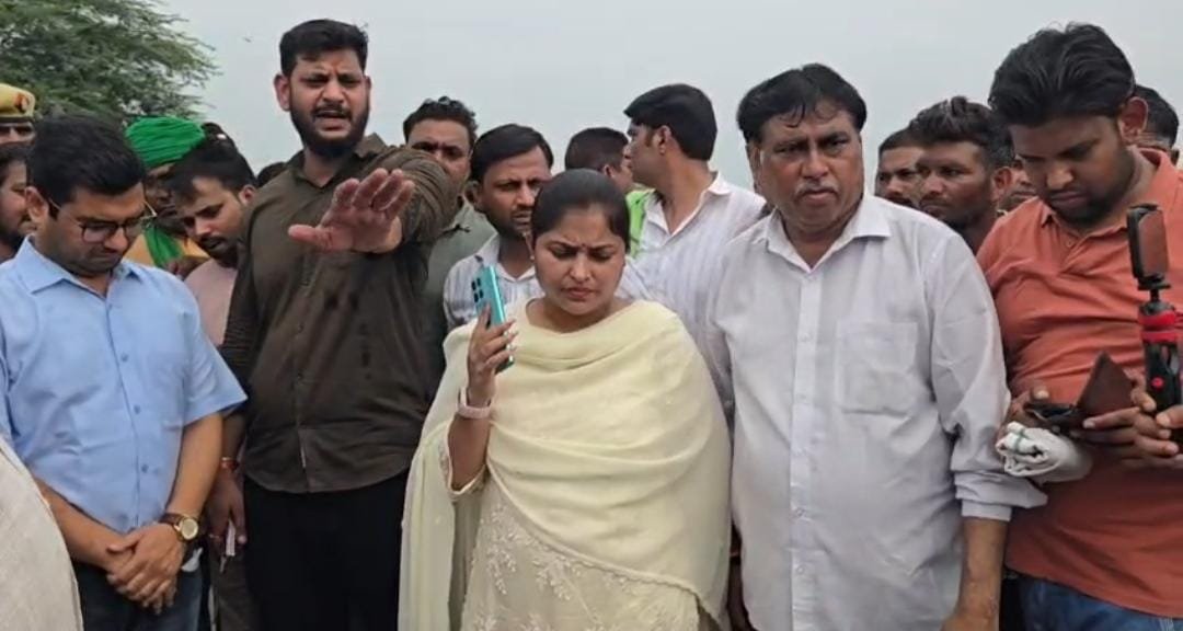 हाईटेंशन लाइन की चपेट में आकर 20 वर्षीय युवक की मौत, ग्रामीणों ने खुर्जा-जेवर मार्ग किया जाम