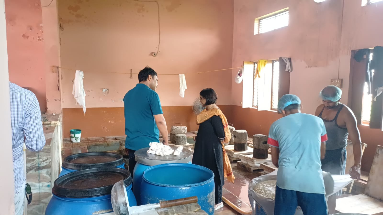 खुर्जा में डेयरी पर खाद्य विभाग की छापेमारी, दूध-पनीर और घी के नमूने लिए