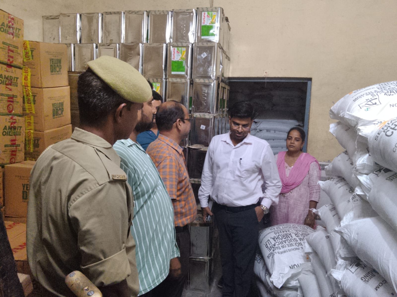 चीनी के बढ़ते दामों पर प्रशासन सख्त, थोक विक्रेताओं के यहां छापेमारी
