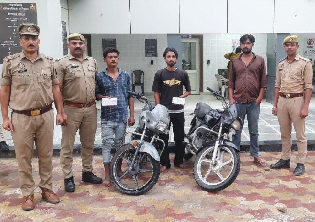 मुखर्जी पार्क के पास पुलिस की कार्रवाई, चोरी की बाइक और चार मोबाइल के साथ तीन गिरफ्तार