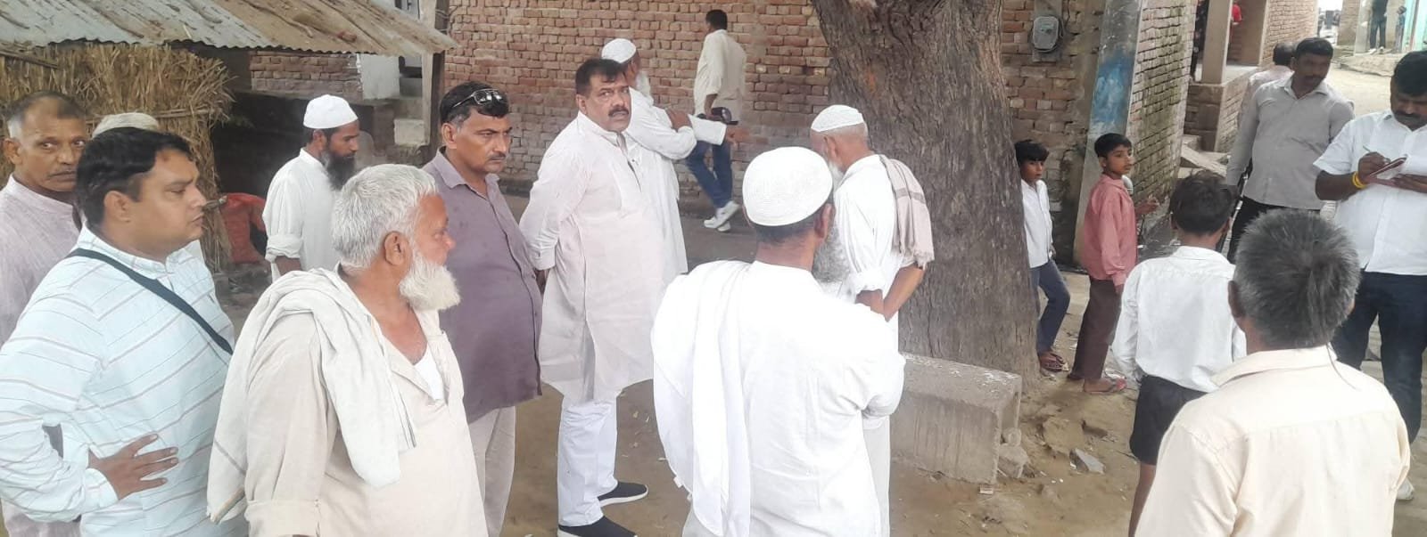 मुकेश पंडित का गांव-गांव जनसंपर्क, शोकाकुल परिवारों से मिलकर जताई संवेदना