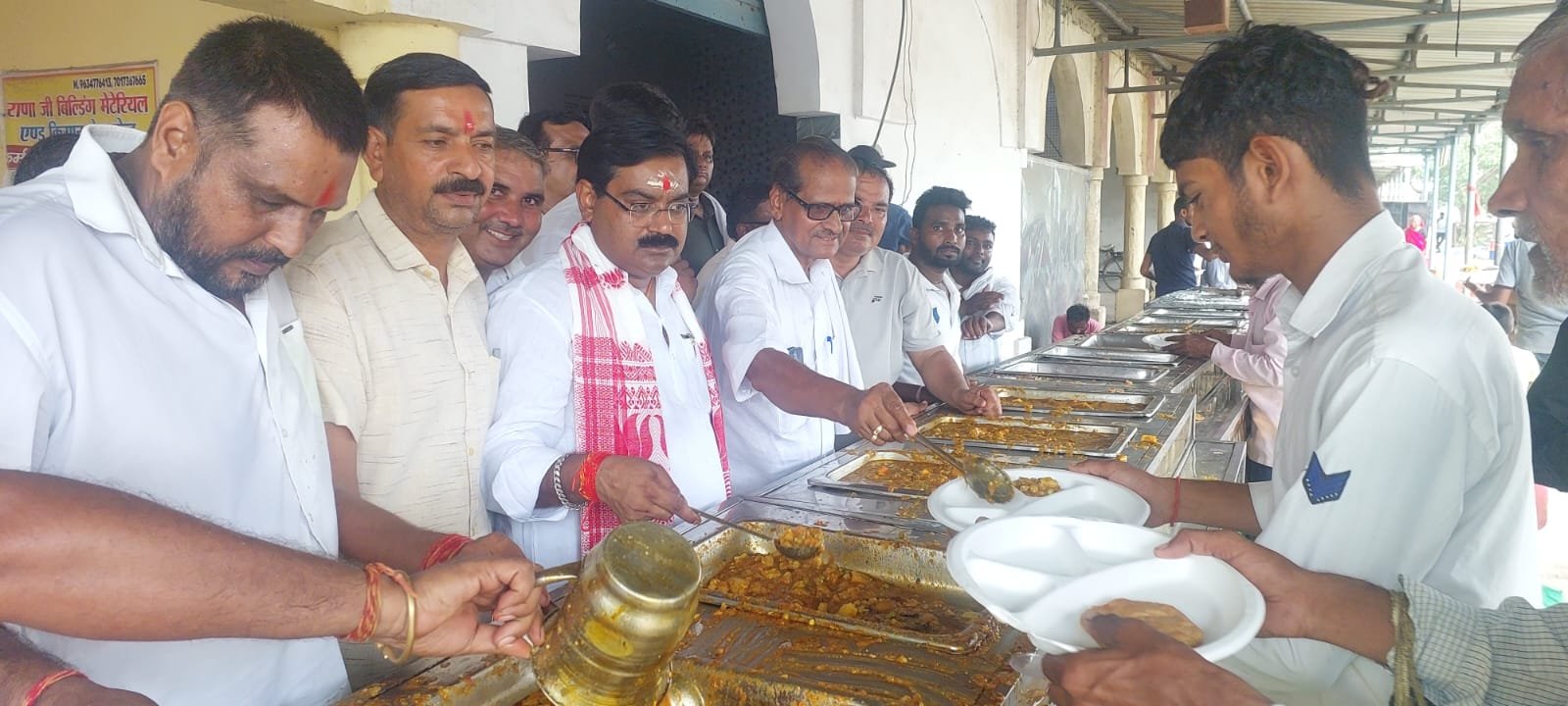 सावन के अंतिम सोमवार को जगह जगह भंडारे का आयोजन