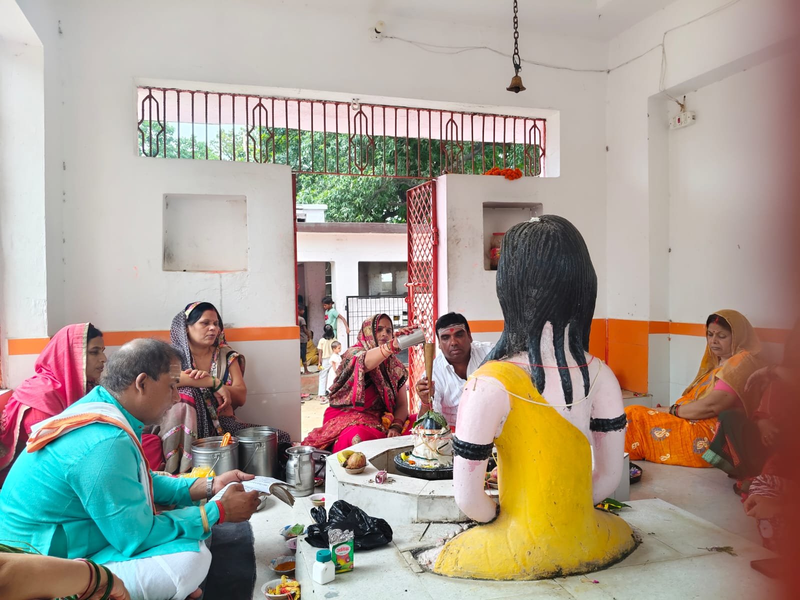 पीतेश्वर नाथ मंदिर में अधिवक्ता गोविंद शरण पाठक ने परिवार सहित किया रुद्राभिषेक