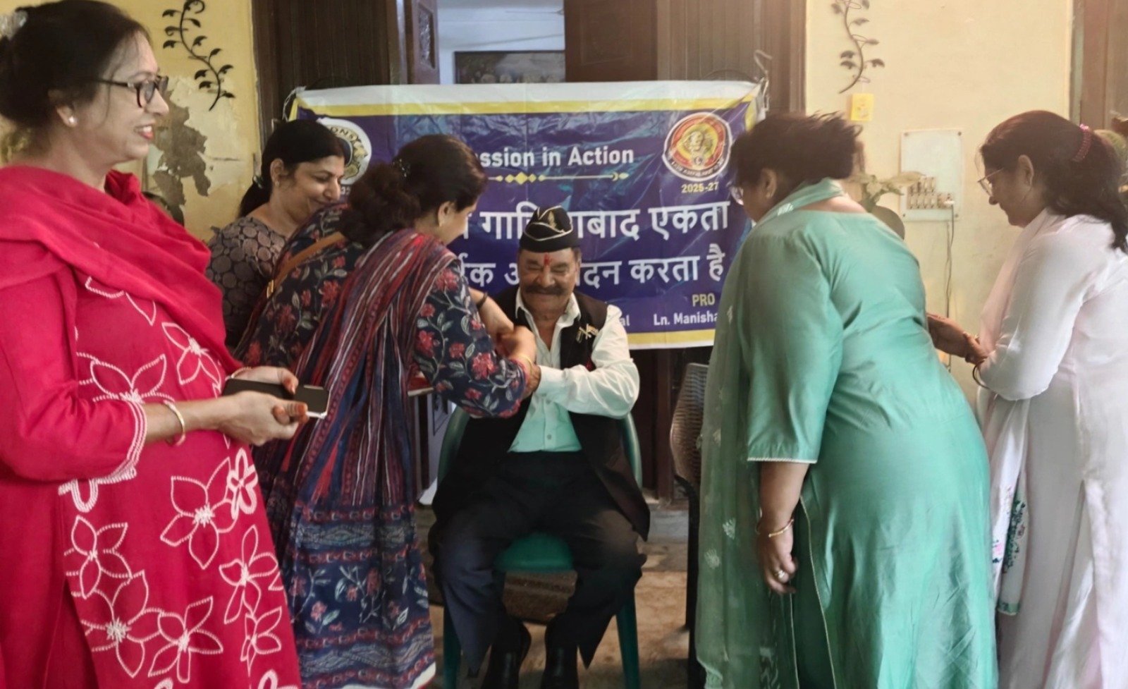 लायंस क्लब की महिलाओं ने पूर्व सैनिकों को बांधी राखी , शहीद परिवारों को सम्मानित कर महिलाओं ने हर सुख-दुख में साथ निभाने का लिया संकल्प