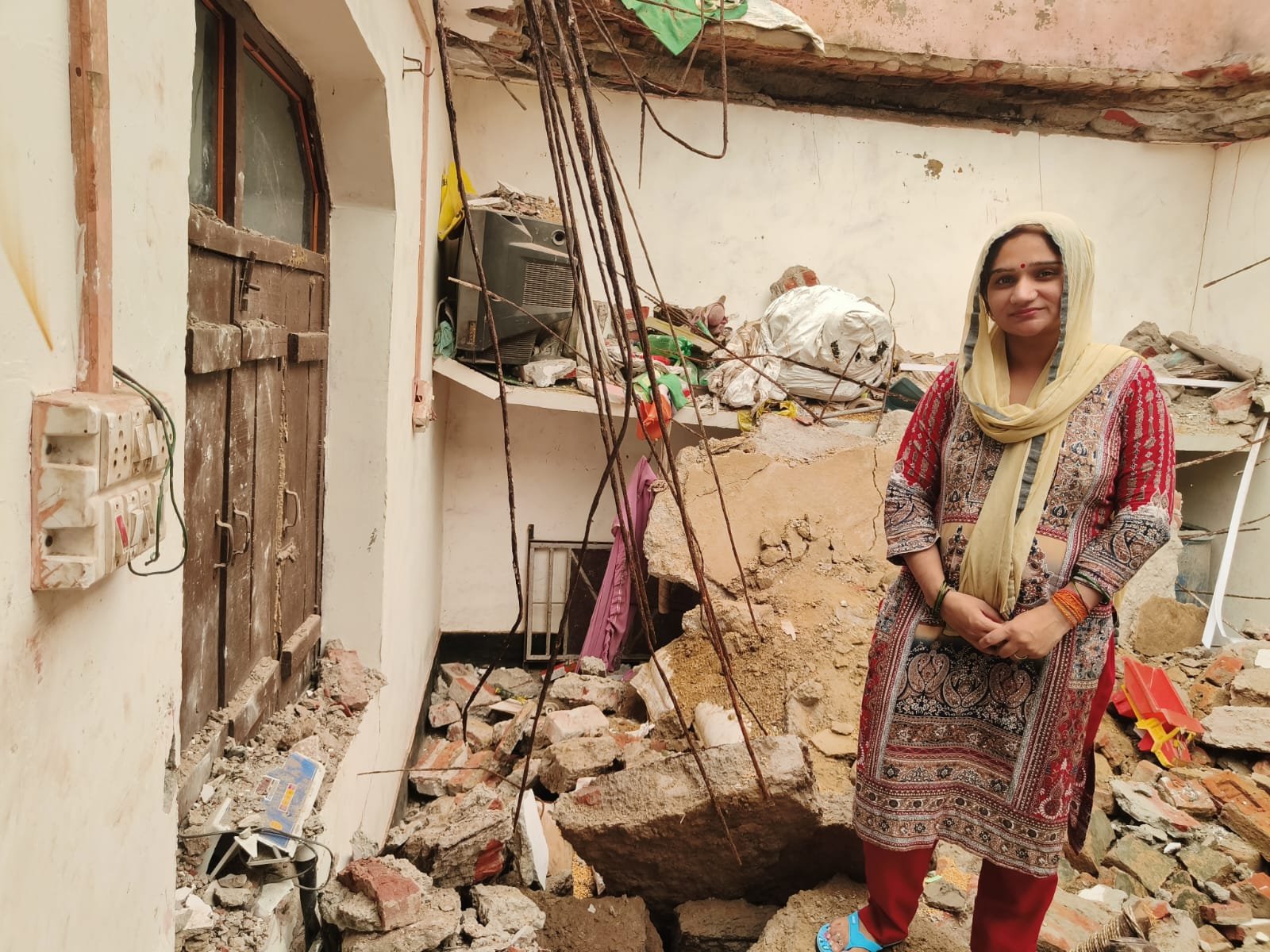 बारिश के चलते राशन डीलर की दुकान का लेंटर भरभराकर गिरा