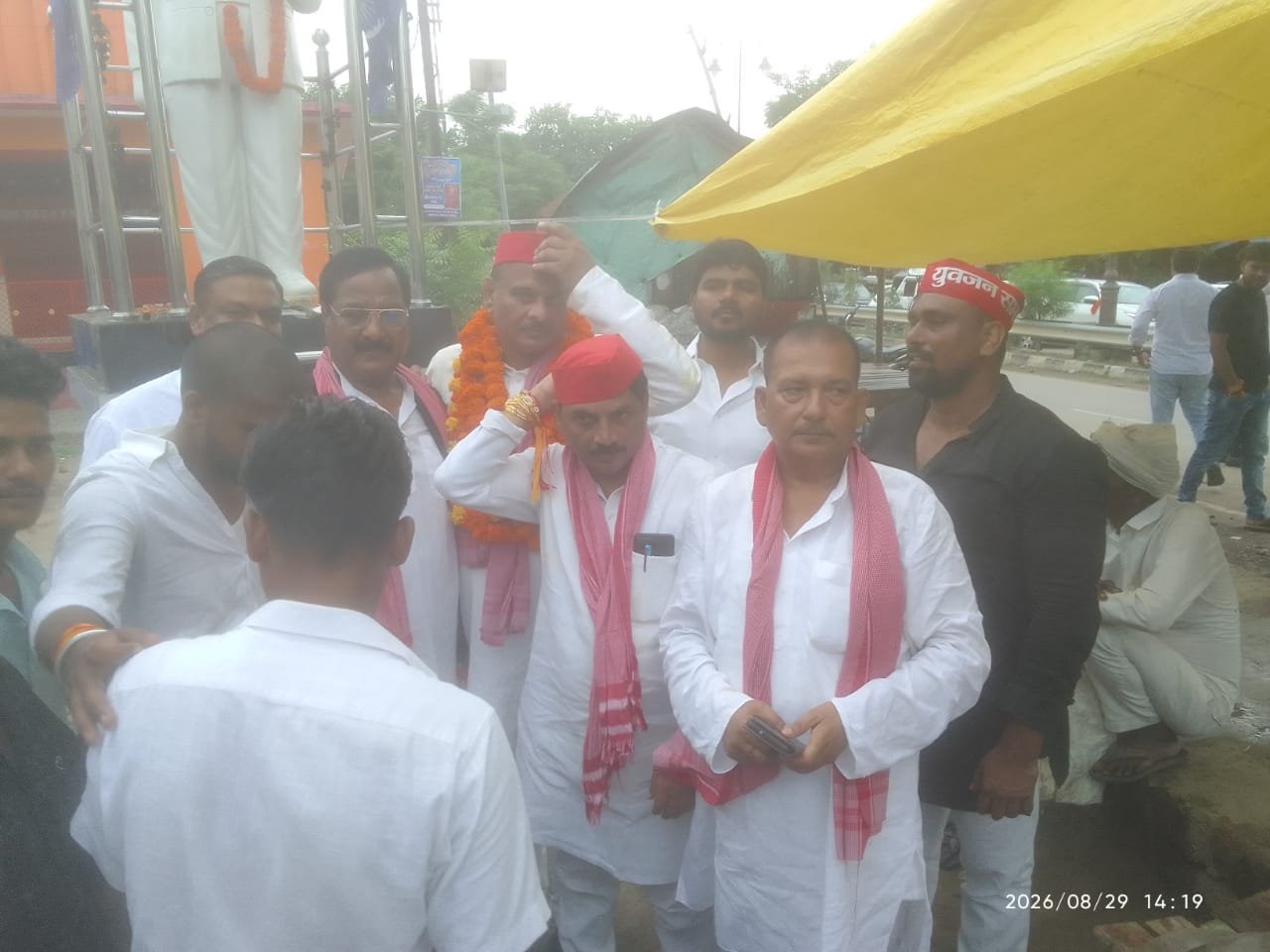सपा प्रत्याशी नवीन यादव का कैंपियरगंज क्षेत्र में निकाला जुलूस