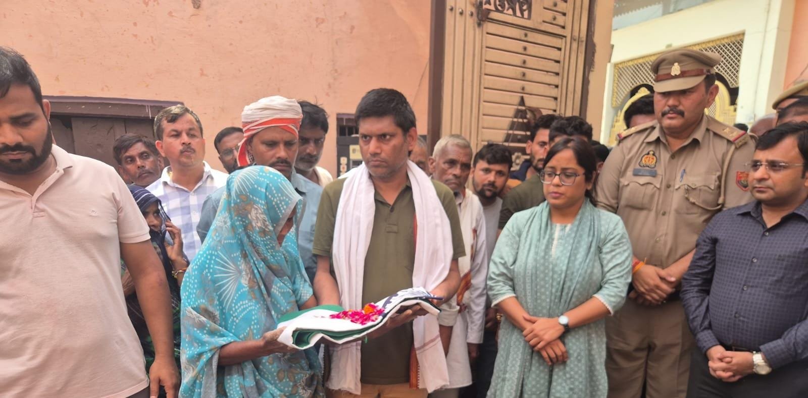 लोकतंत्र सेनानी सुनील कुमार शर्मा का निधन, पैतृक गांव बनैल में राजकीय सम्मान के साथ हुआ अंतिम संस्कार , एसडीएम शिकारपुर प्रतीक्षा पांडे ने पहुंचकर दी श्रद्धांजलि