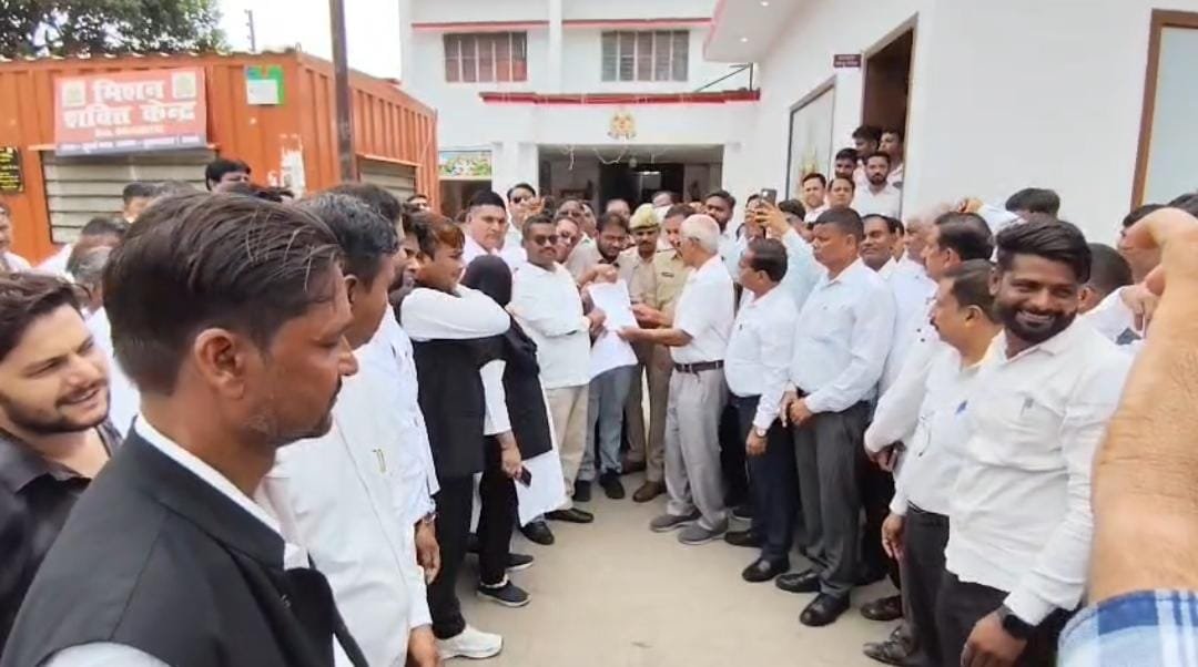 अंकुर चौधरी हत्याकांड में सख्त कार्रवाई की मांग, अधिवक्ताओं ने कोतवाली पहुंच सौंपा ज्ञापन