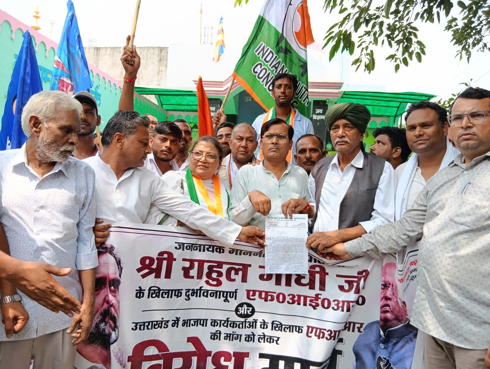 खुर्जा में यूथ कांग्रेस ने किया प्रदर्शन, राष्ट्रपति के नाम SDM को दिया ज्ञापन