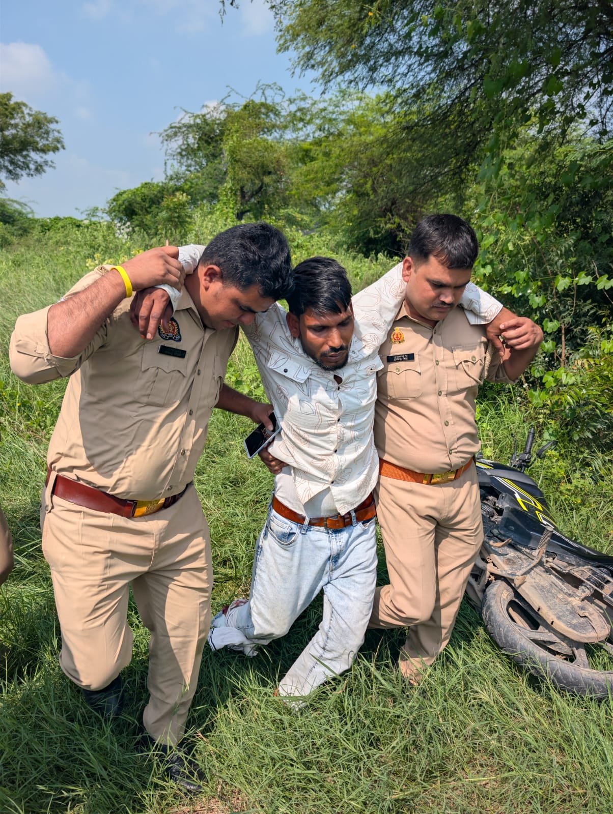 खुर्जा में पुलिस-बदमाश मुठभेड़, शातिर बदमाश गोली लगने से घायल, तमंचा-बाइक समेत गिरफ्तार