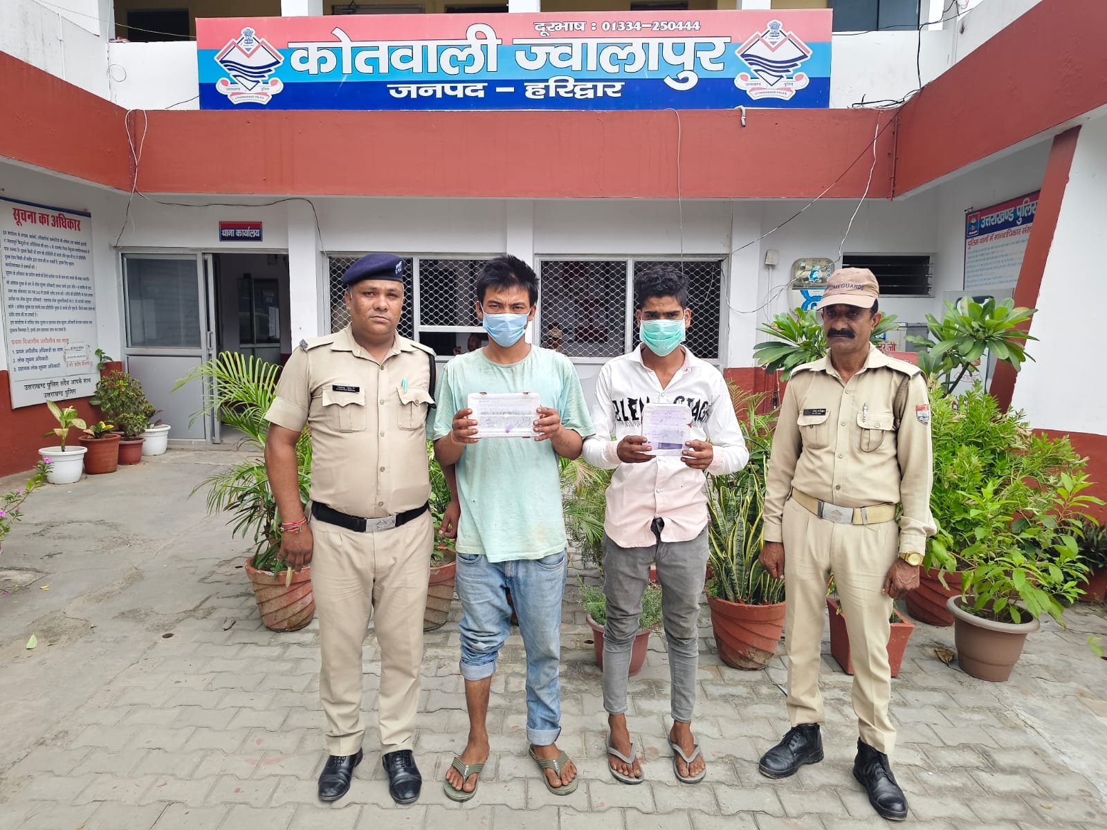चोरी के मोबाइल व नकदी समेत दो गिरफ्तार , सीसीटीवी फुटेज और मुखबिर की सूचना पर पुलिस ने दबोचे आरोपी