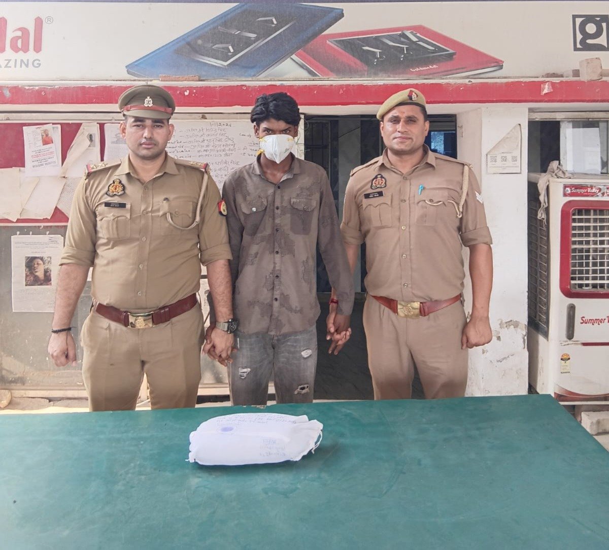 नशे के कारोबार पर पुलिस का शिकंजा, 1.1 किलो गांजा बरामद
