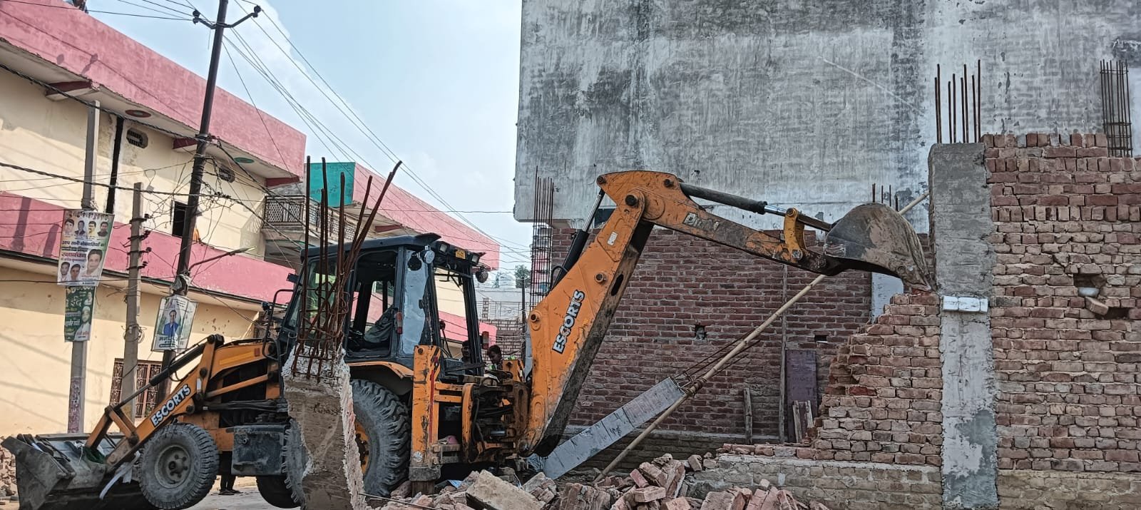 लोनी में भू-माफियाओं पर प्रशासन की सख्ती, 250 वर्गमीटर सरकारी भूमि कब्जामुक्त